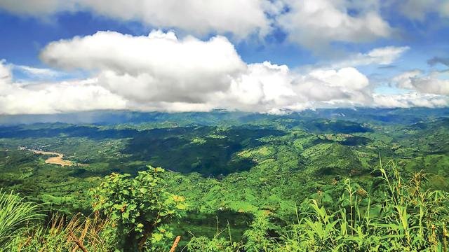 বৃষ্টির ছটায় সবুজের স্নিগ্ধতার আবেশ জড়িয়ে রেখেছে পাহাড়ি প্রকৃতি